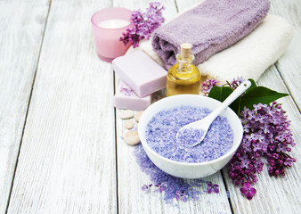 Obraz na płótnie Canvas Spa setting with lilac flowers