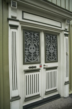 Gammal dörr som är rikt utsmyckad fins på ett hus i centrala Kalmar på Kvarnholmen