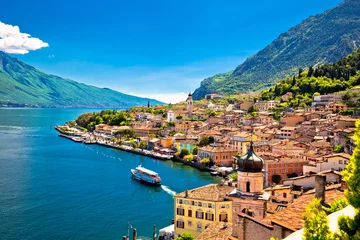 Papier Peint photo autocollant Lieux européens Vue sur le front de mer de Limone sul Garda