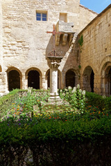 Fototapeta na wymiar Cloitre église Notre-Dame-et-Saint-Véran 
