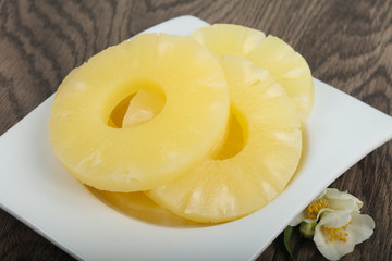 Canned pineapple