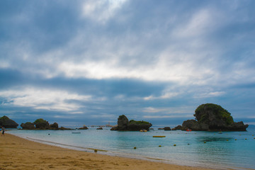 Fototapeta premium 蒼い海と青い空と美しい浜辺