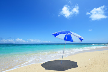 美しい沖縄のビーチと夏空
