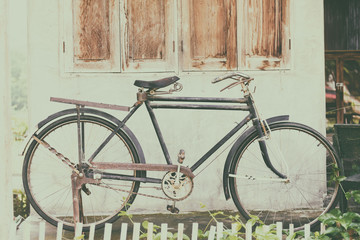 Fototapeta na wymiar Vitage bicycle beside the old wall