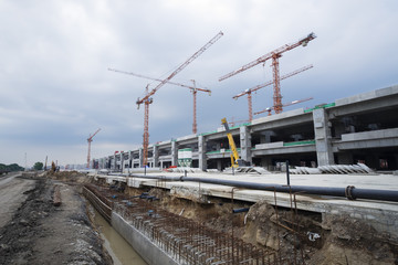 Naklejka premium montaż dźwigara skrzynkowego mostu, Plac budowy stacji kolejowej, Tajlandia