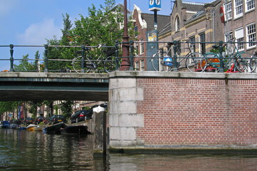 Brücke über die Gracht in Amsterdam