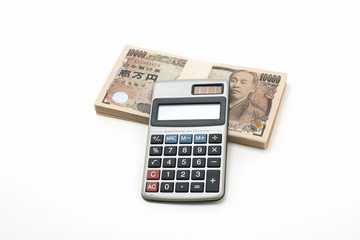 電卓と現金日本円の百万円の札束と人物なしの白背景