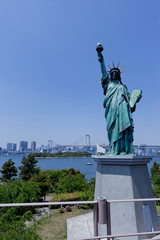 Fototapeta premium mocked up liberty statue at odaiba tokyo