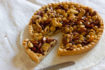 Tart with almonds and hazelnuts