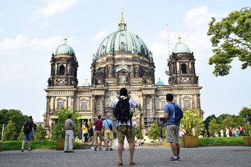 Touristen vor dem Berliner Dom © hydebrink