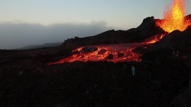 Plan fixe sur scientifiques affair&eacute;s &agrave; la sortie du crat&egrave;re