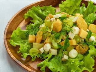 salad "my foot drooped" on wooden plate
