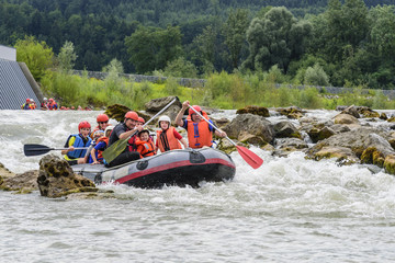 fröhlich, spritzige Rafting-Tour mit Familie und Freunden 