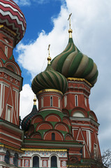 Fototapeta na wymiar Mosca, 25/04/2017: le cupole colorate della Cattedrale di San Basilio, la chiesa ortodossa russa più famosa al mondo costruita nella Piazza Rossa su ordine dello zar Ivan il Terribile 