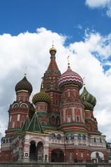 Fototapeta na wymiar Mosca, 25/04/2017: la Cattedrale di San Basilio, la chiesa ortodossa russa più famosa al mondo costruita nella Piazza Rossa su ordine dello zar Ivan il Terribile 