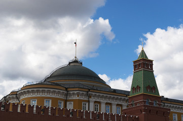 Fototapeta na wymiar Piazza Rossa, 29/04/2017: le mura del Cremlino, il Palazzo del Senato e la Torre Senatskaya (Torre del Senato) costruita nel 1491 dall'italiano Pietro Antonio Solari