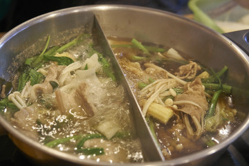 Shabu slices in the boiler, hot soup.