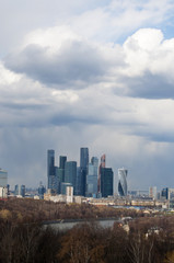 Fototapeta na wymiar Russia, 27/04/2017: lo skyline con i grattacieli del Centro di affari internazionali, noto anche come Moscow City, visto da Sparrow Hills, uno dei punti più alti di Mosca