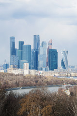 Fototapeta premium Russia, 27/04/2017: lo skyline con i grattacieli del Centro di affari internazionali, noto anche come Moscow City, visto da Sparrow Hills, uno dei punti più alti di Mosca