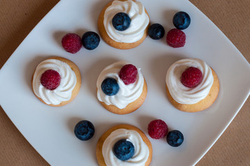 Waffle cookies with meringue and berries