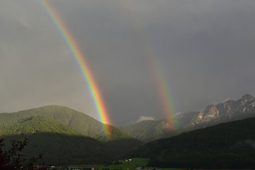 doppelter Regenbogen mit Bergen