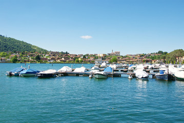 Fototapeta na wymiar Porto turistico di Sarnico sul lago d'Iseo