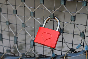 Vorh&auml;ngeschlo&szlig; mit Herz