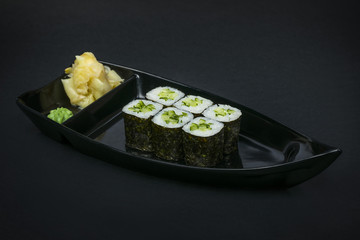 суши на черном 