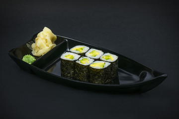 суши на черном 