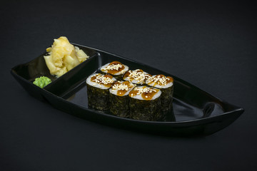 суши на черном 