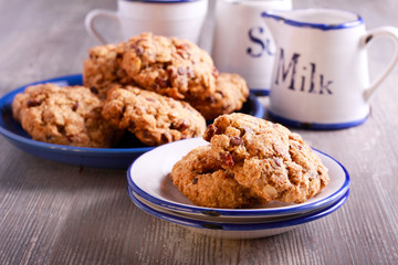 Oat and wholewheat cookies, with raisin
