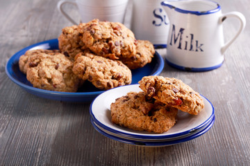 Oat and wholewheat cookies, with raisin