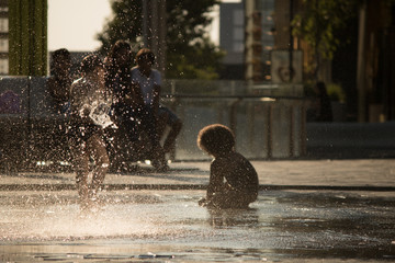 niños jugando agua