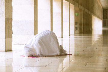Fototapeta na wymiar Woman doing prostration in mosque