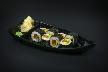 суши на черном 
