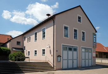 Fototapeta na wymiar Gemeindehaus in Egweil
