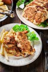 Chicken medallions with red peppers served with chips