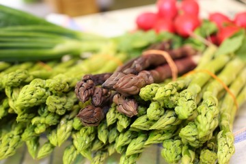 Grüne und violette Spargel