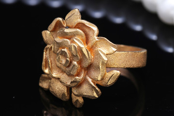 gold rose ring and pearl