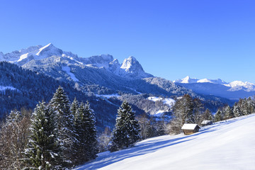 Fototapeta na wymiar Wintermorgen in den bayrischen Alpen nahe der Zugspitze