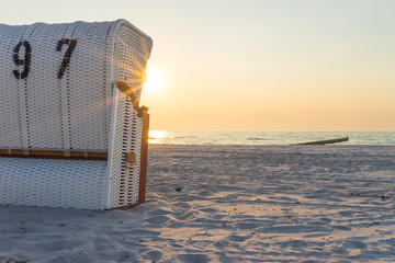 Die Abendstimmung im Strandkorb an der Ostsee geniessen
