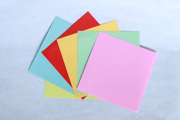 des petits papier pense bête auto collant et tout en couleurs pour écrire des messages