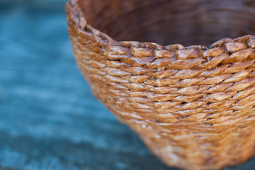 Obraz premium Wicker basket on wooden background, side view