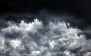Obraz premium Dramatyczne chmury w tle