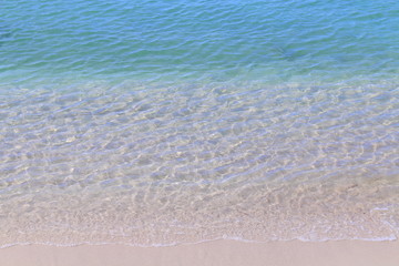 Fototapeta na wymiar 透明な波と砂浜3