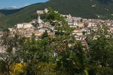 Fototapeta na wymiar Veduta panoramica della città antica di Spoleto