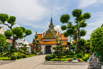 Naklejka premium 暁の寺ワットアルンとチャオプラヤー川