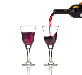 Glas Rotwein einschenken
