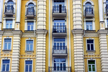 Окна и балконы на фасаде современного здания