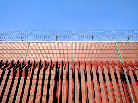 Gef&auml;ngnismauer mit Stacheldraht